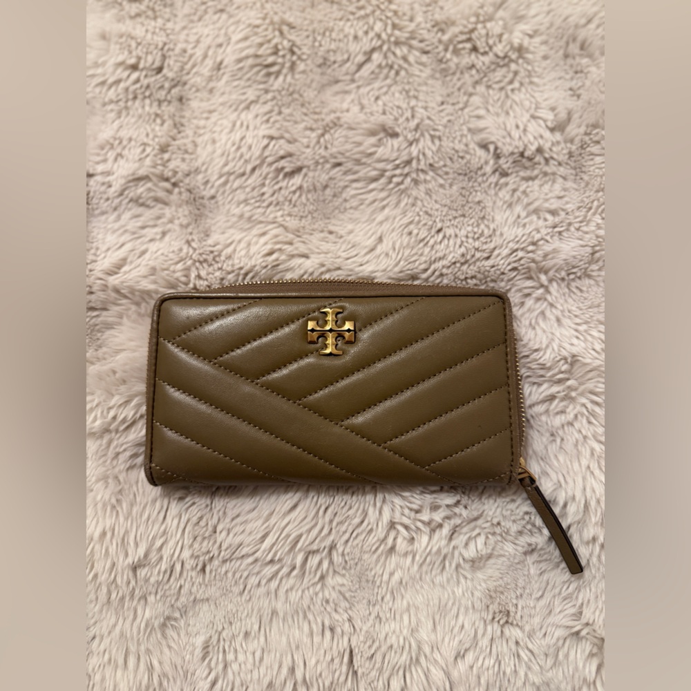 KIRA CHEVRON ZIP CONTINENTAL WALLET